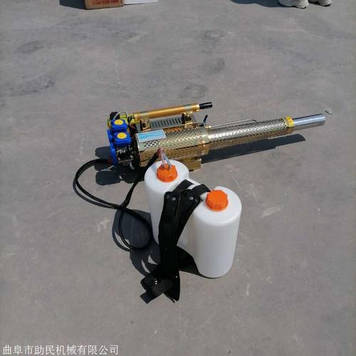 药箱里的气压(发动机给药箱每秒充气60次形成气压)将药液压至爆发管内